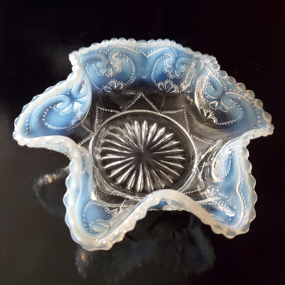 Dugan Antique Early 1900’s Iridescent/Frosted Rare Blue Glass🥣w/Beautiful Border - Picture 14 of 15
